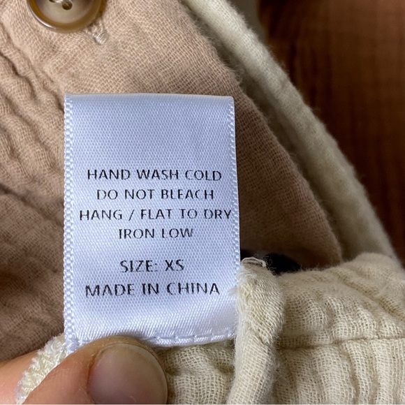 Two-Tone Beige and Cream button down. Size XS - Picture 6 of 6